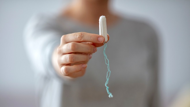 person_holding_a_tampon